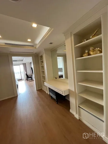 公寓 出售在Bang Rak, Bangkok - 过道更衣区，置物架、梳妆台与木地板。