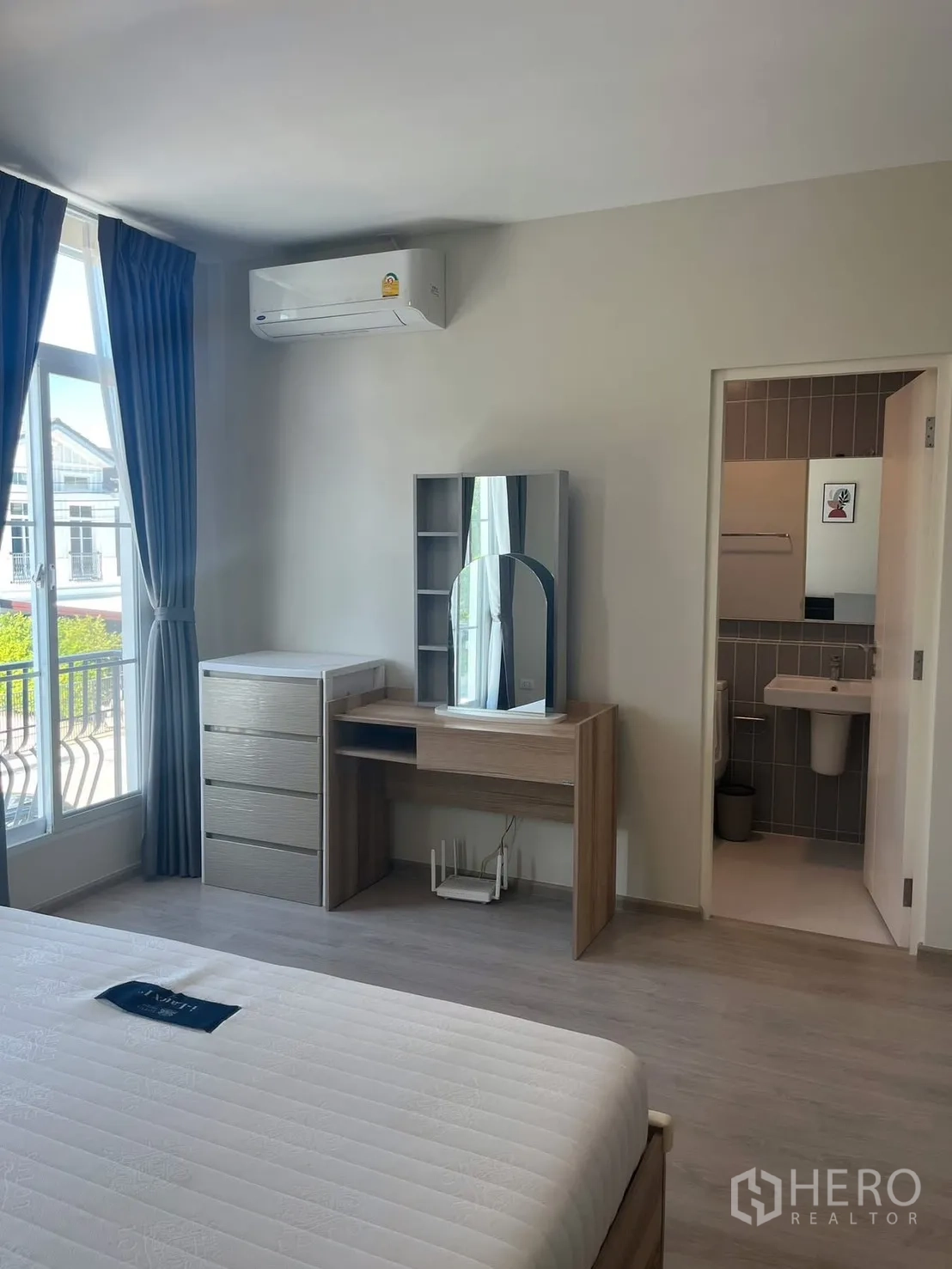 联排别墅 for rent in Prawet, Bangkok - 卧室角落有梳妆台、抽屉柜并可通往浴室。