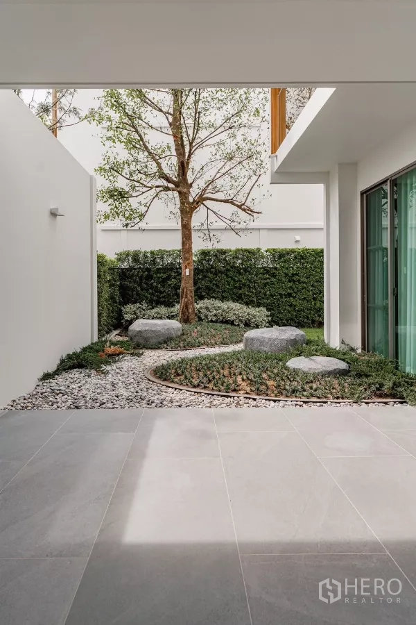 Detached House for rent in Saphan Sung, Bangkok - Landscaped courtyard with central tree, hedges and stone features.