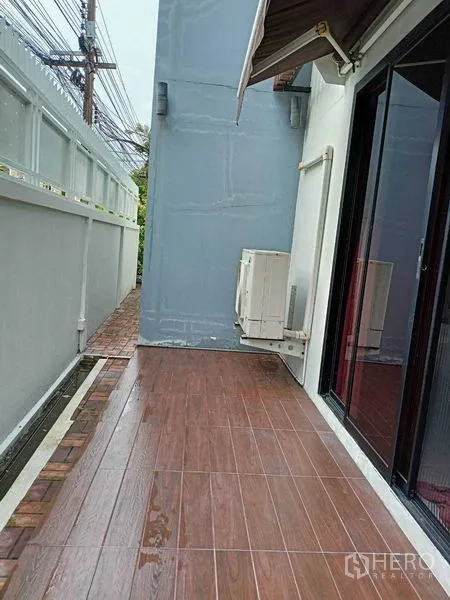 สำนักงานที่บ้าน ให้เช่าในWatthana, Bangkok - ระเบียงข้างทางเดินปูไม้เทียม พร้อมคอมเพรสเซอร์แอร์