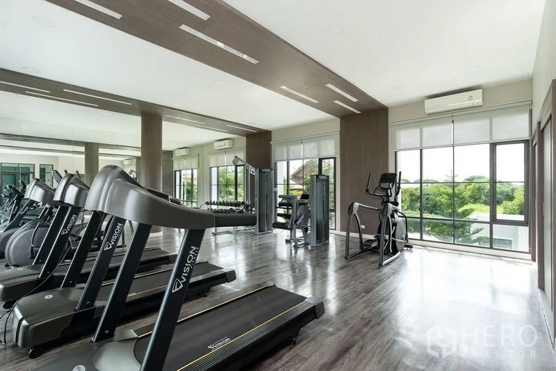 บ้าน ให้เช่าในBang Phli, Samut Prakan - ฟิตเนสของโครงการ มีลู่วิ่ง เครื่องยกน้ำหนัก และหน้าต่างเต็มบาน