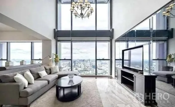 公寓 出租 - 挑高客厅另一角度，吊灯与城市全景。