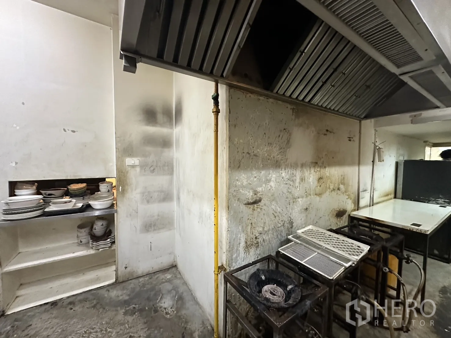 Retail Space for rent in Watthana, Bangkok - Kitchen corner showing a pass-through shelf and extractor hood.