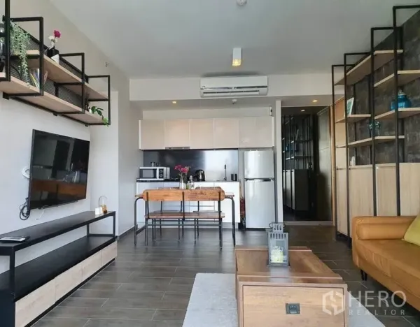 公寓 出租或出售在Watthana, Bangkok - 开放式客厅，设电视墙、餐桌与现代厨房，采光充足的曼谷公寓。