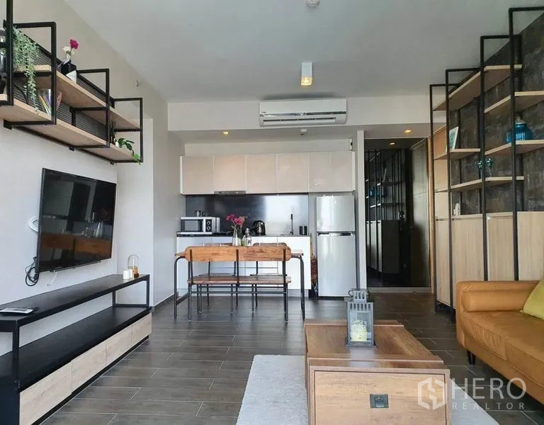 公寓 出租或出售在Watthana, Bangkok - 开放式客厅，设电视墙、餐桌与现代厨房，采光充足的曼谷公寓。