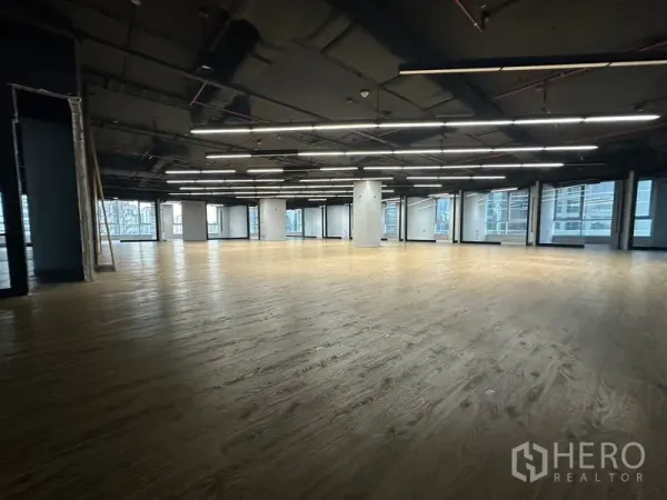 办公空间 出租在Bang Rak, Bangkok - 露顶天花、线性灯带和环窗的大型办公空间