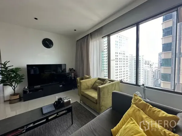 公寓 出售在Khlong Toei, Bangkok - 沙发区临近全景窗，俯瞰曼谷天际线