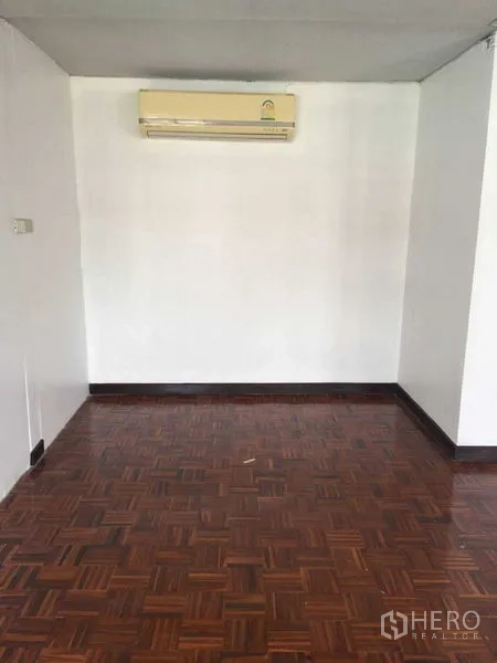 联排别墅 出租在Phra Khanong, Bangkok - 小房间配墙式空调与拼花木地板。