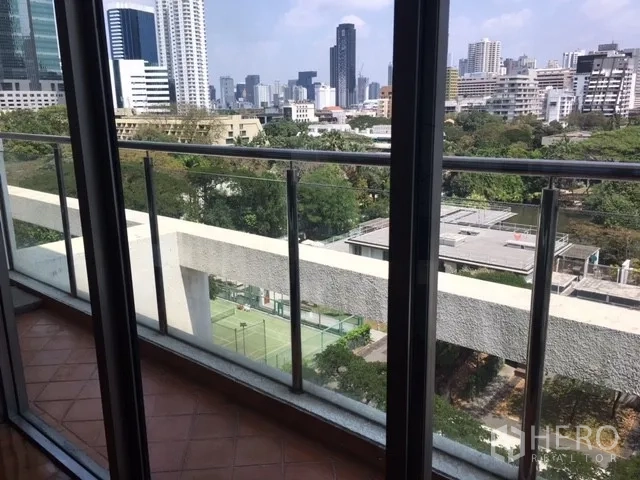 คอนโด ให้เช่าในPathum Wan, Bangkok - ระเบียงกระจก มองลงเห็นคอร์ตเทนนิสและวิวเมือง