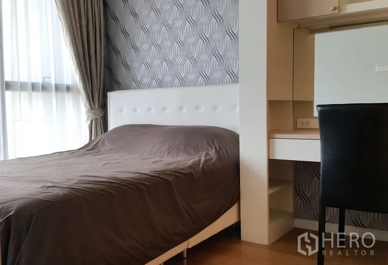คอนโด ให้เช่าในSathon, Bangkok - ห้องนอนอบอุ่นหัวเตียงสีขาว วอลเปเปอร์ลายกราฟิก พร้อมโต๊ะและตู้บิลต์อิน ใกล้หน้าต่างมีผ้าม่าน