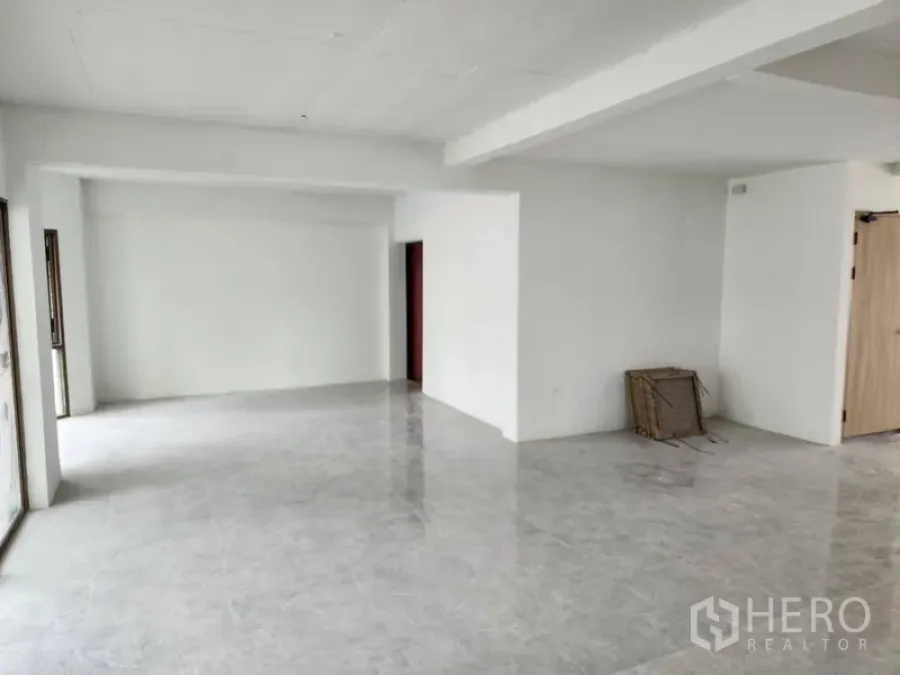 Retail Space for rent in Pathum Wan, Bangkok - Flexible white-box interior with glossy tiles and multiple access points.