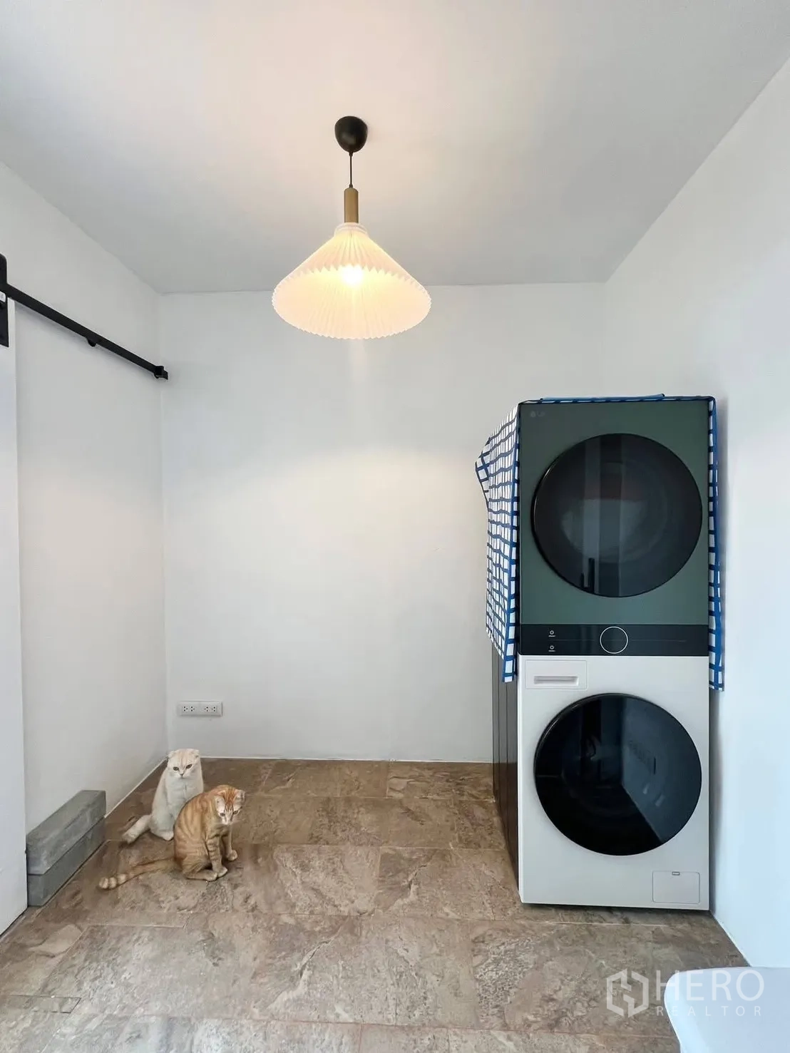 ทาวน์เฮาส์ for rent in Bang Phli, Samut Prakan - ห้องซักรีดมีเครื่องซักผ้าและอบผ้าแบบวางซ้อน และโคมไฟแขวน