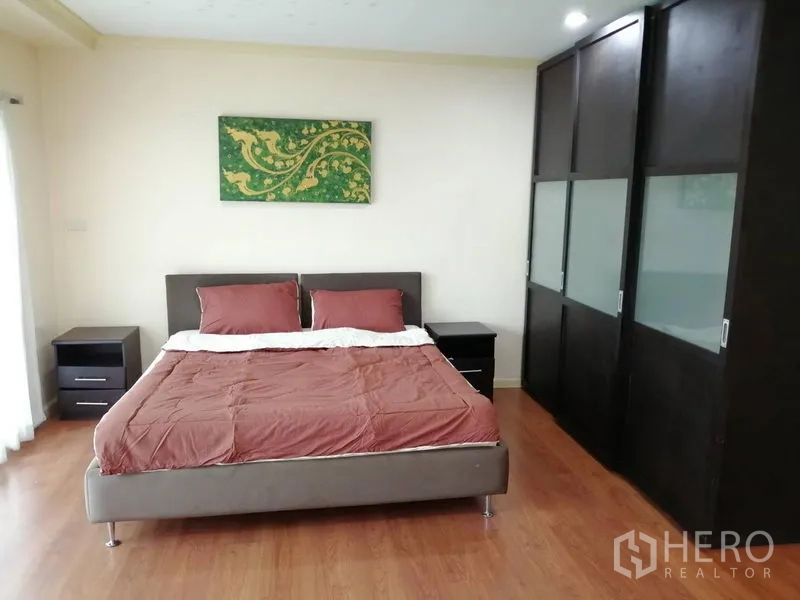 คอนโด ให้เช่าในWatthana, Bangkok - ห้องนอนใหญ่กว้าง เตียงคู่ โต๊ะข้างเตียง และตู้เสื้อผ้าบิลท์อินขนาดใหญ่