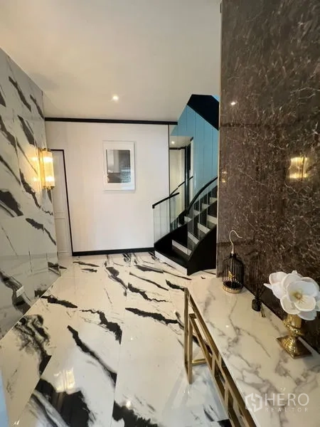 带办公室的家 出租或出售在Watthana, Bangkok - 入户玄关抛光大理石地面，楼梯镜面墙体。
