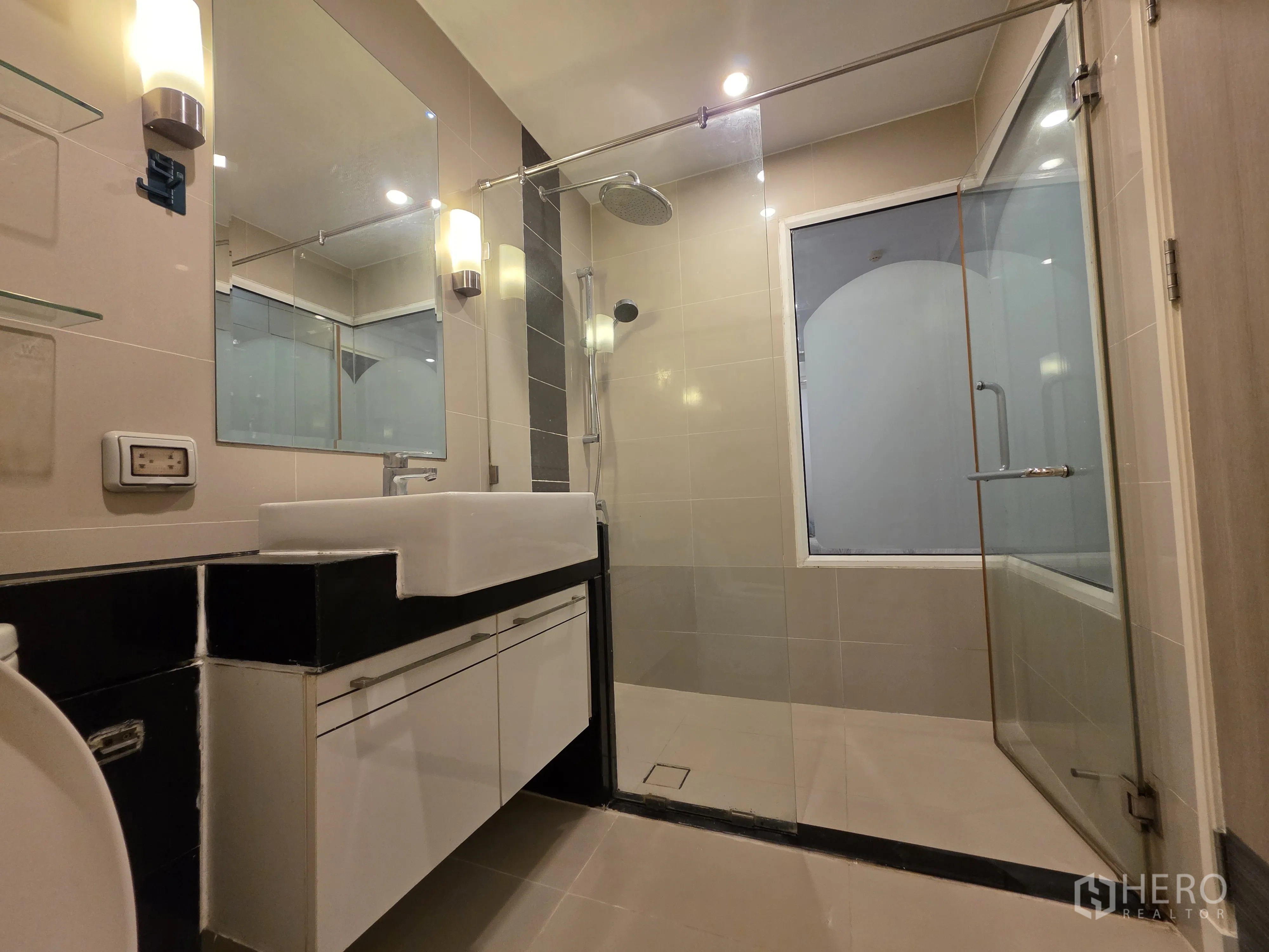 公寓 for rent in Bang Kapi, Bangkok - 浴室配玻璃淋浴房与大镜面台盆，设雨淋花洒。