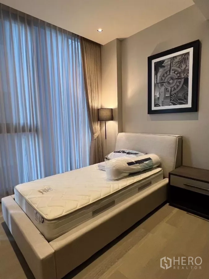 คอนโด ให้เช่าในWatthana, Bangkok - ห้องนอนรับรองพร้อมเตียงเดี่ยวข้างหน้าต่างสูง สไตล์โทนเรียบอบอุ่น