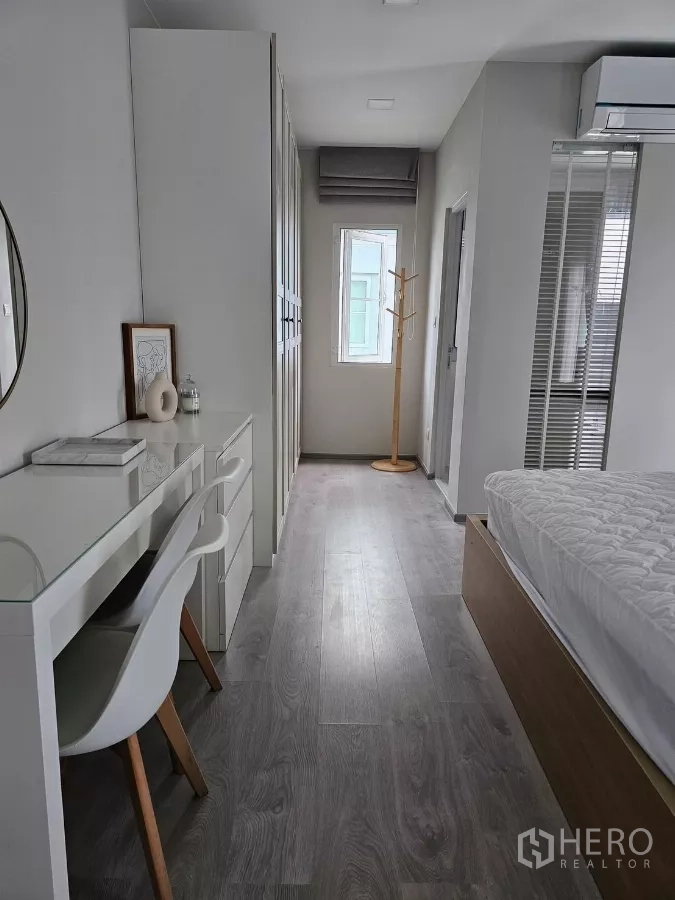 独立式住宅 出租在Prawet, Bangkok - 主卧走廊，衣柜与梳妆台