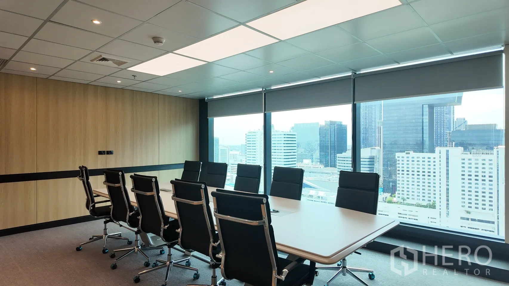 Office Space for rent in Din Daeng, Bangkok - Boardroom featuring a long conference table, black executive chairs, and wide city views.