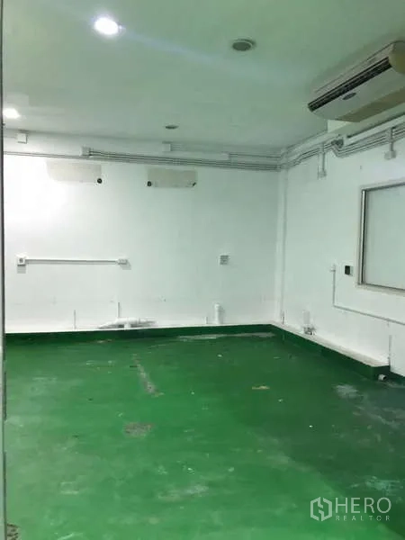工厂 出租在Bang Phli, Samut Prakan - 空调洁净室，绿色地面与外露管线