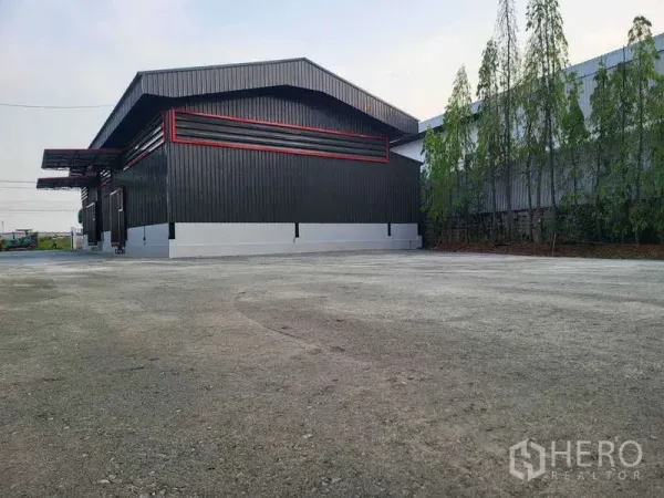 货栈 出租在Sam Phran, Nakhon Pathom - 仓库后侧拥有大型硬化场地与绿化，适合停车和调头。