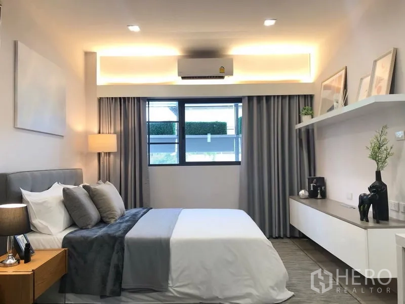 店屋 出租在Lat Phrao, Bangkok - 现代卧室，柔和灯光，灰色配色，悬空搁板与窗帘窗户。