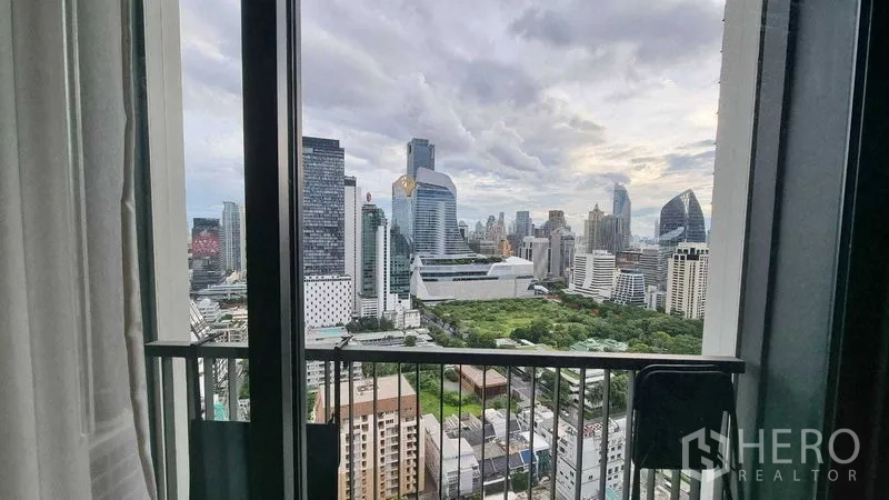 公寓 出售在Pathum Wan, Bangkok - 私家阳台俯瞰曼谷天际线与下方绿地