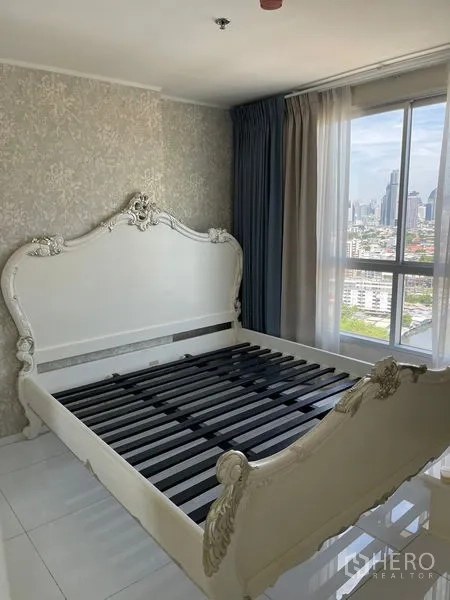 คอนโด ขายในSuan Luang, Bangkok - ห้องนอนเตียงดีไซน์คลาสสิกสีขาว หน้าต่างบานใหญ่ มองเห็นวิวเมืองกว้าง