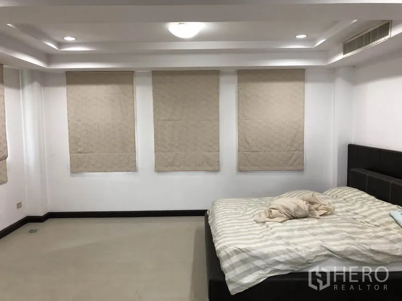 带办公室的家 出租在Wang Thonglang, Bangkok - 宽大卧室，层叠吊顶、浅色卷帘与大床。