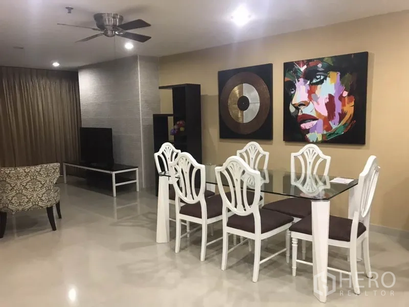 Condominium for rent in Watthana, Bangkok - Dining zone with six-seat glass table and contemporary artwork.
