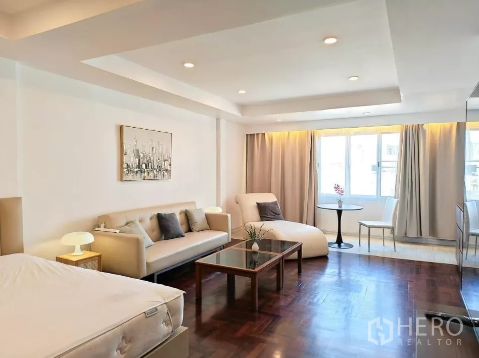 Detached House for rent in Yan Nawa, Bangkok - Large suite with sofa, chaise lounge, coffee table, and wide windows bringing in light.