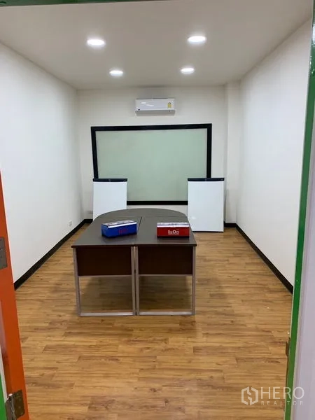 办公空间 出租在Khlong Toei, Bangkok - 小型办公室，配书桌、白板及磨砂内窗。