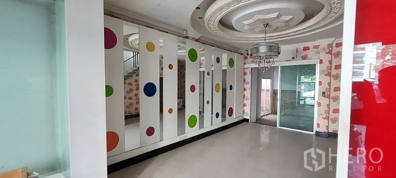 带办公室的家 出售在Wang Thonglang, Bangkok - 带镜面与彩色圆点装饰的房间，配吊灯和推拉门