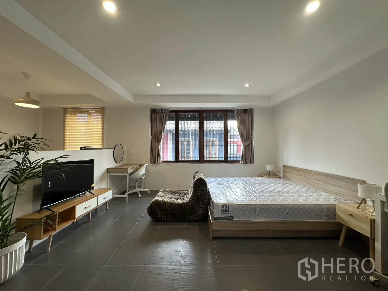 公寓 for rent in Pathum Wan, Bangkok - 茶水厨房配储物柜、餐桌与冰箱。