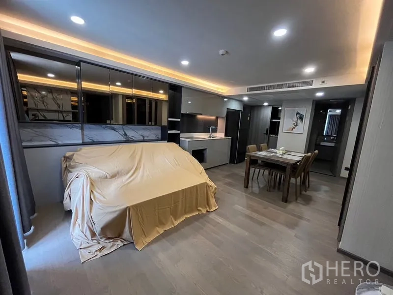 คอนโด ให้เช่าในPathum Wan, Bangkok - ห้องนั่งเล่นกว้าง ครัวแพนทรี ไฟหลุม และผนังกระจกเงา