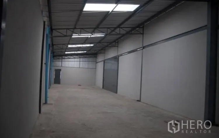 โกดัง for rent in Bang Phli, Samut Prakan - ภายในโกดังยาวมีแผ่นหลังคารับแสงและพื้นคอนกรีต