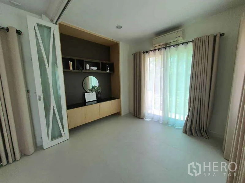 Detached House for rent in Saphan Sung, Bangkok - Multipurpose room with built‑in shelving, sliding doors and access to the garden.