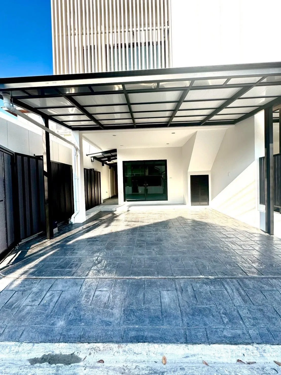 家庭办公室 for rent in Wang Thonglang, Bangkok - 现代建筑外观，竖向百叶立面与带顶车位。