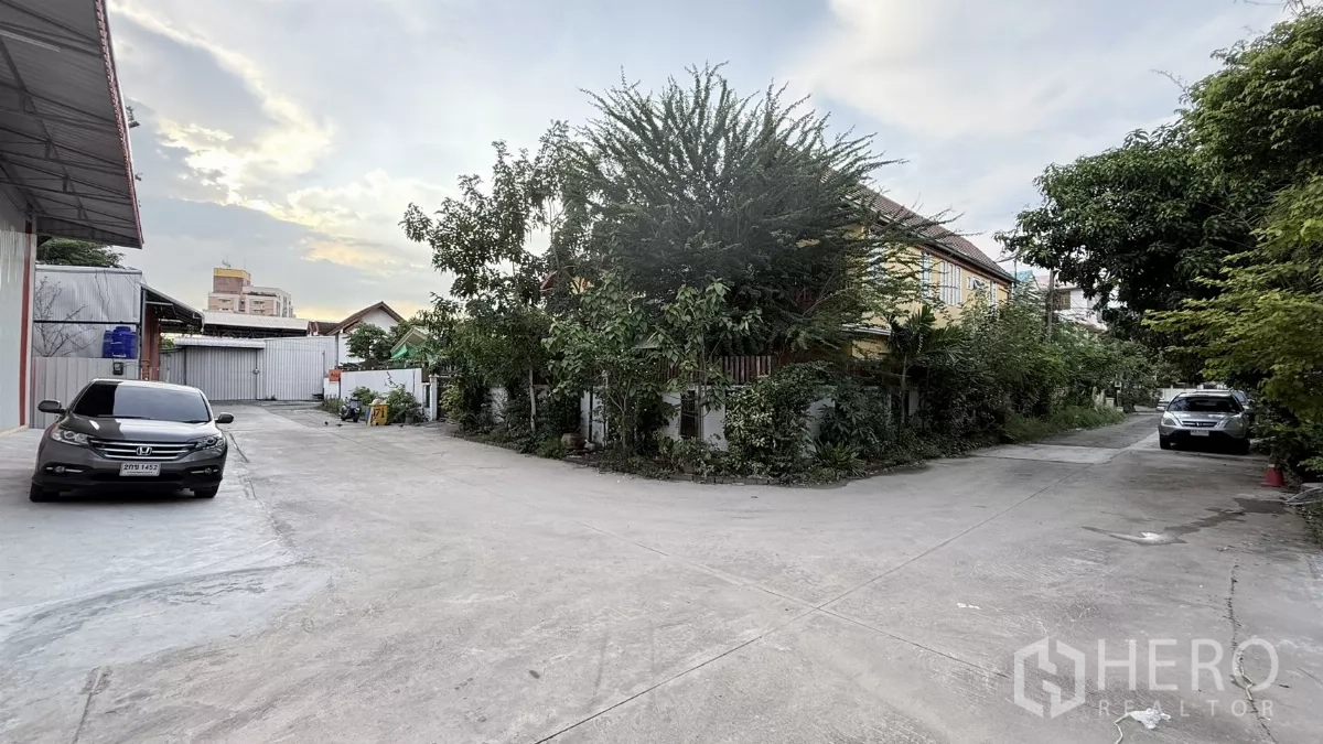 Warehouse for rent in Wang Thonglang, Bangkok - Quiet access lane with greenery and off-street parking outside the compound.