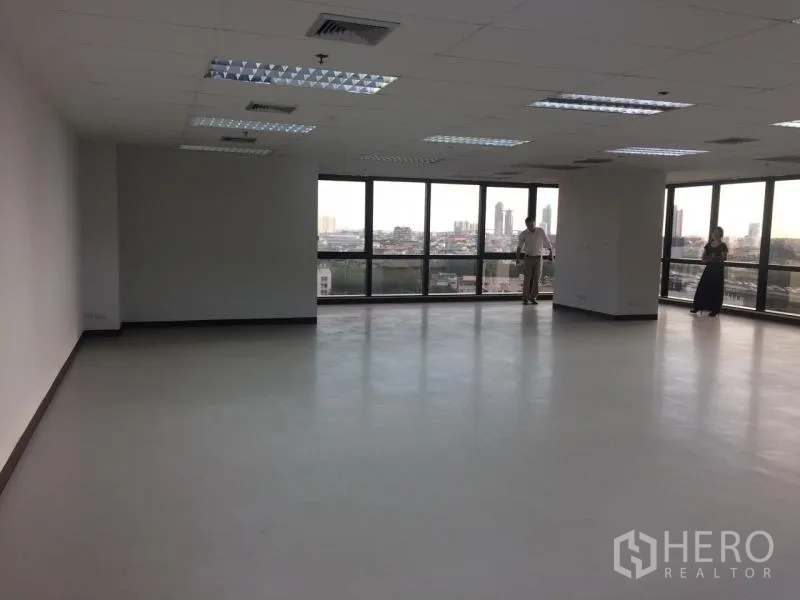 办公空间 出租在Bang Rak, Bangkok - 开放式空置办公室，落地窗带城市景观，吊顶照明与中央空调出风口。