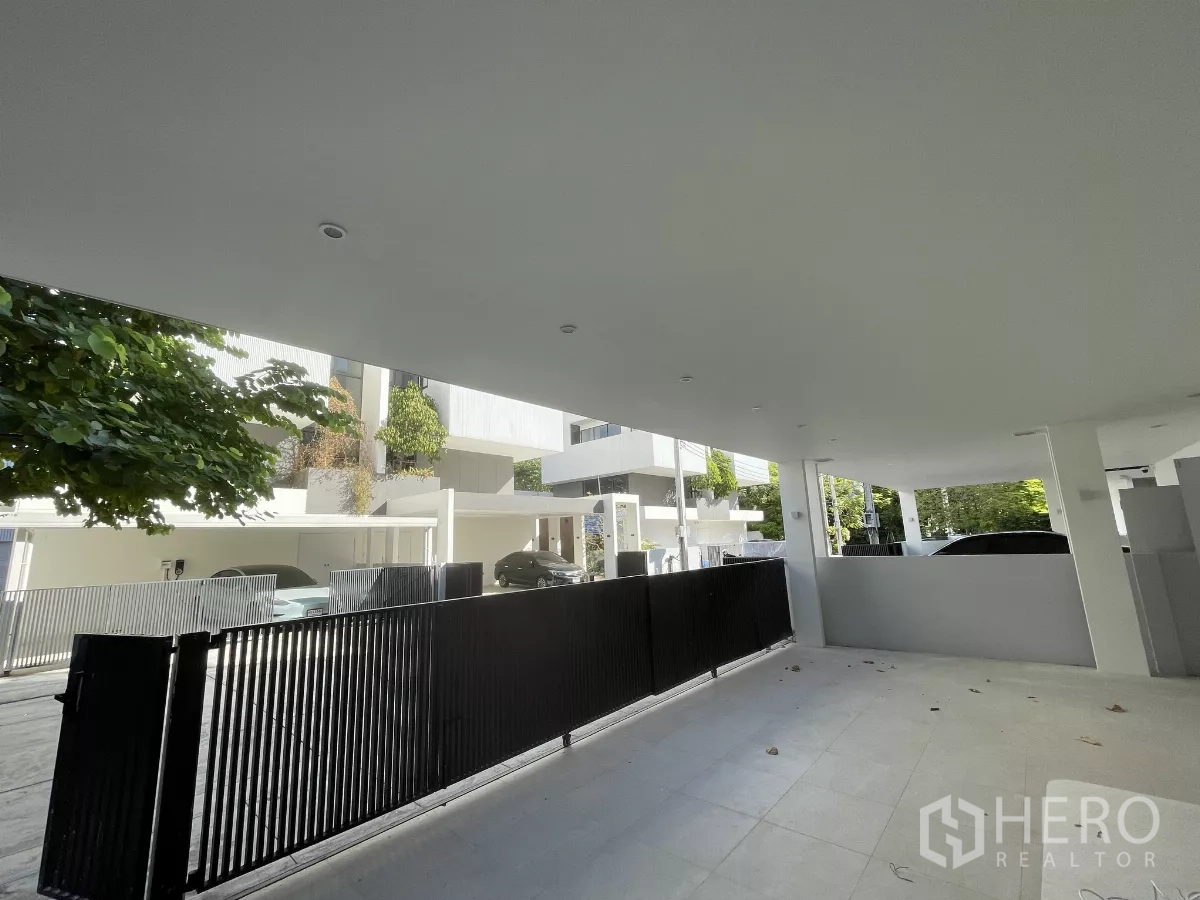 Home Office for rent in Don Mueang, Bangkok - Covered parking area behind a sliding metal gate at the front.