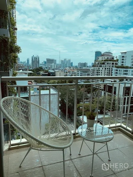 公寓 出租在Watthana, Bangkok - 私家阳台设椅与小桌，俯瞰曼谷城市景观