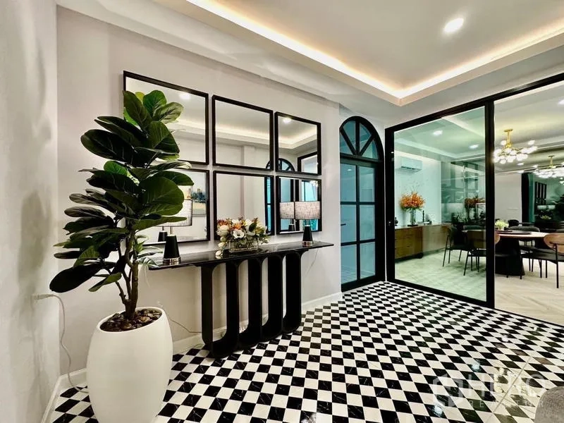 独立式住宅 出租在Lat Krabang, Bangkok - 玄关，黑白棋盘地面、墙面镜与大型盆栽