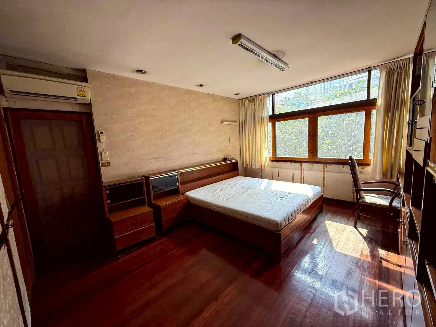 家庭办公室 for rent in Bang Rak, Bangkok - 带床、内置柜、椅子和大窗的房间