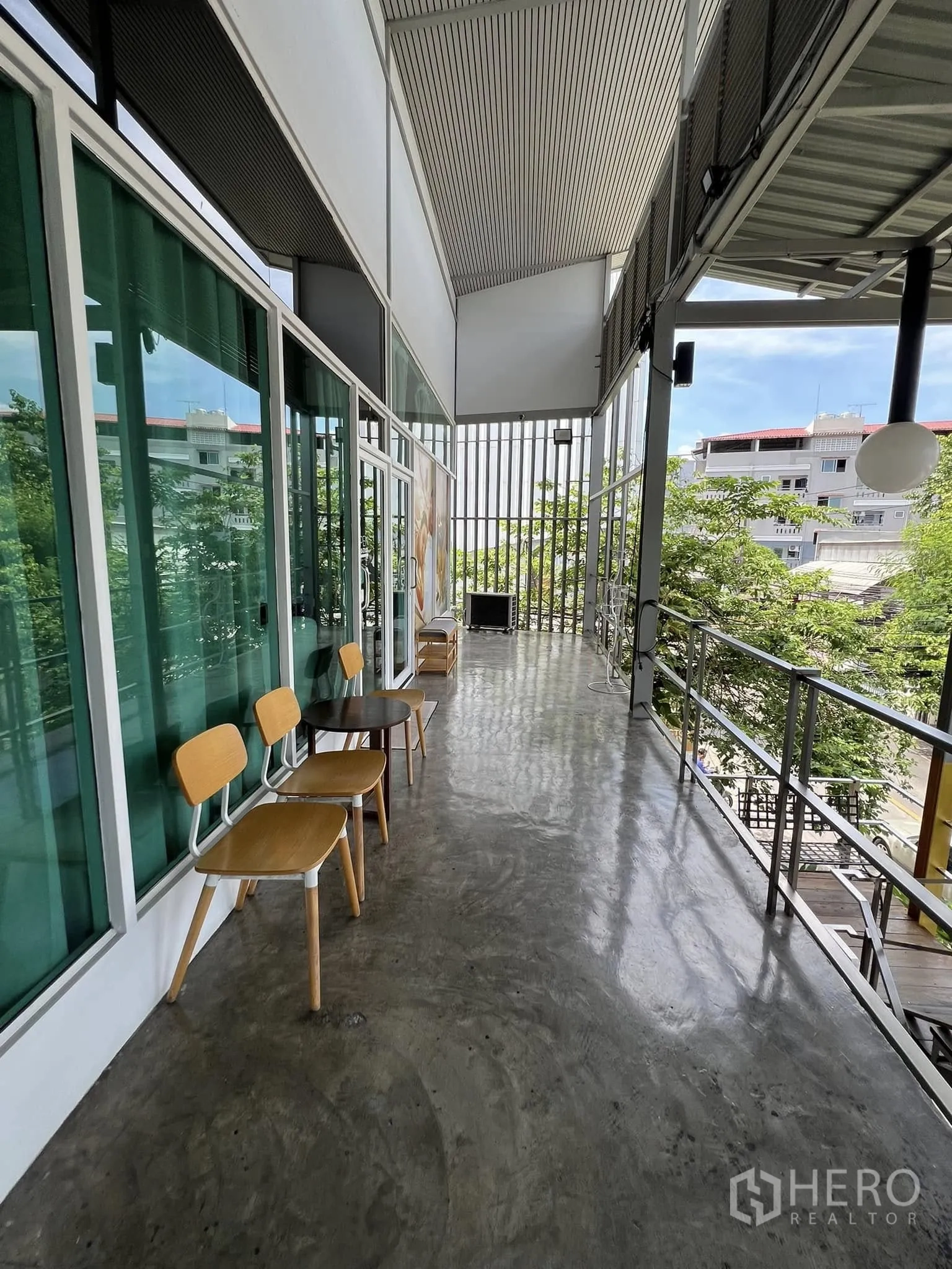 零售空间 for rent in Lat Phrao, Bangkok - 带顶室外阳台走道，设椅子与小桌，可眺望绿景。