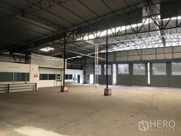 คลังสินค้า ให้เช่าในPak Kret, Nonthaburi - พื้นโกดังคอนกรีตแข็งแรง ประตูม้วนระบายอากาศหลายบาน และบล็อกออฟฟิศติดกัน