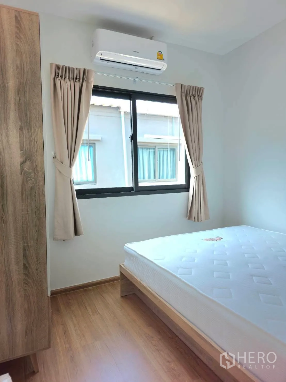 ทาวน์เฮาส์ for rent in Bang Phli, Samut Prakan - ห้องนอนรองพร้อมเตียง ตู้เสื้อผ้า หน้าต่าง ผ้าม่าน และเครื่องปรับอากาศ