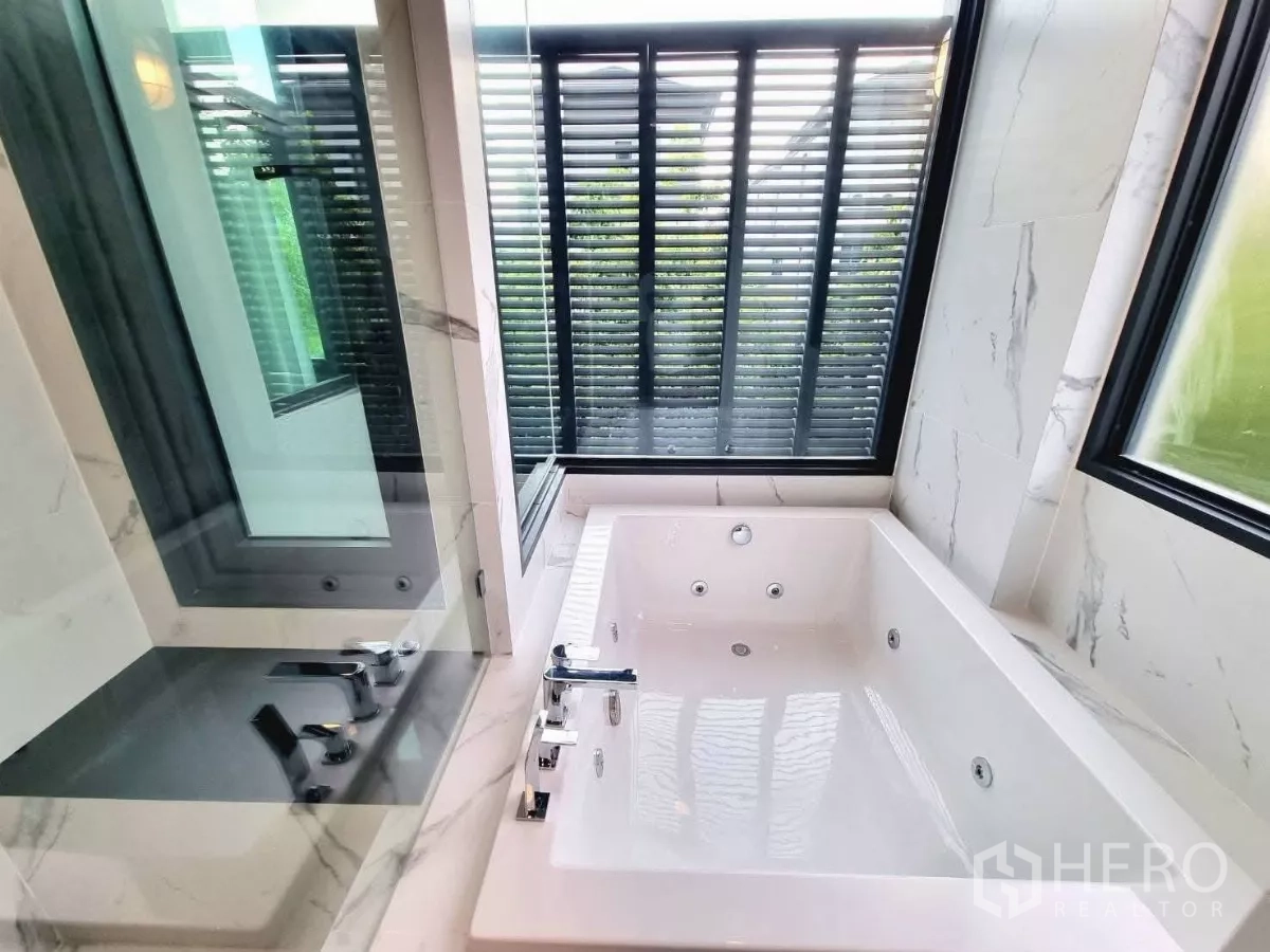 独立式住宅 出售在Prawet, Bangkok - 主卫窗边内置按摩浴缸。