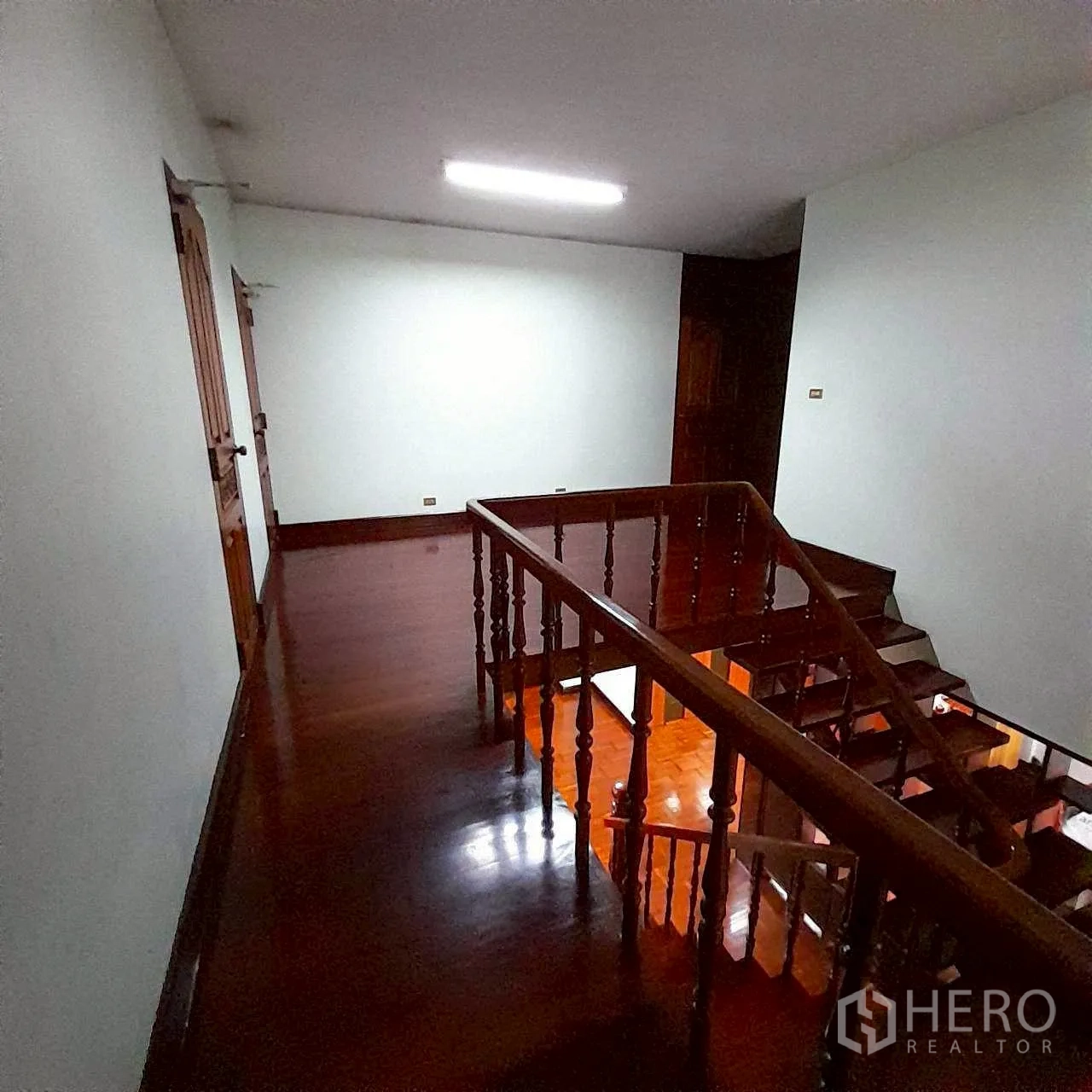 家庭办公室 for rent in Bang Rak, Bangkok - 木楼梯与走廊，亮面木地板与白墙