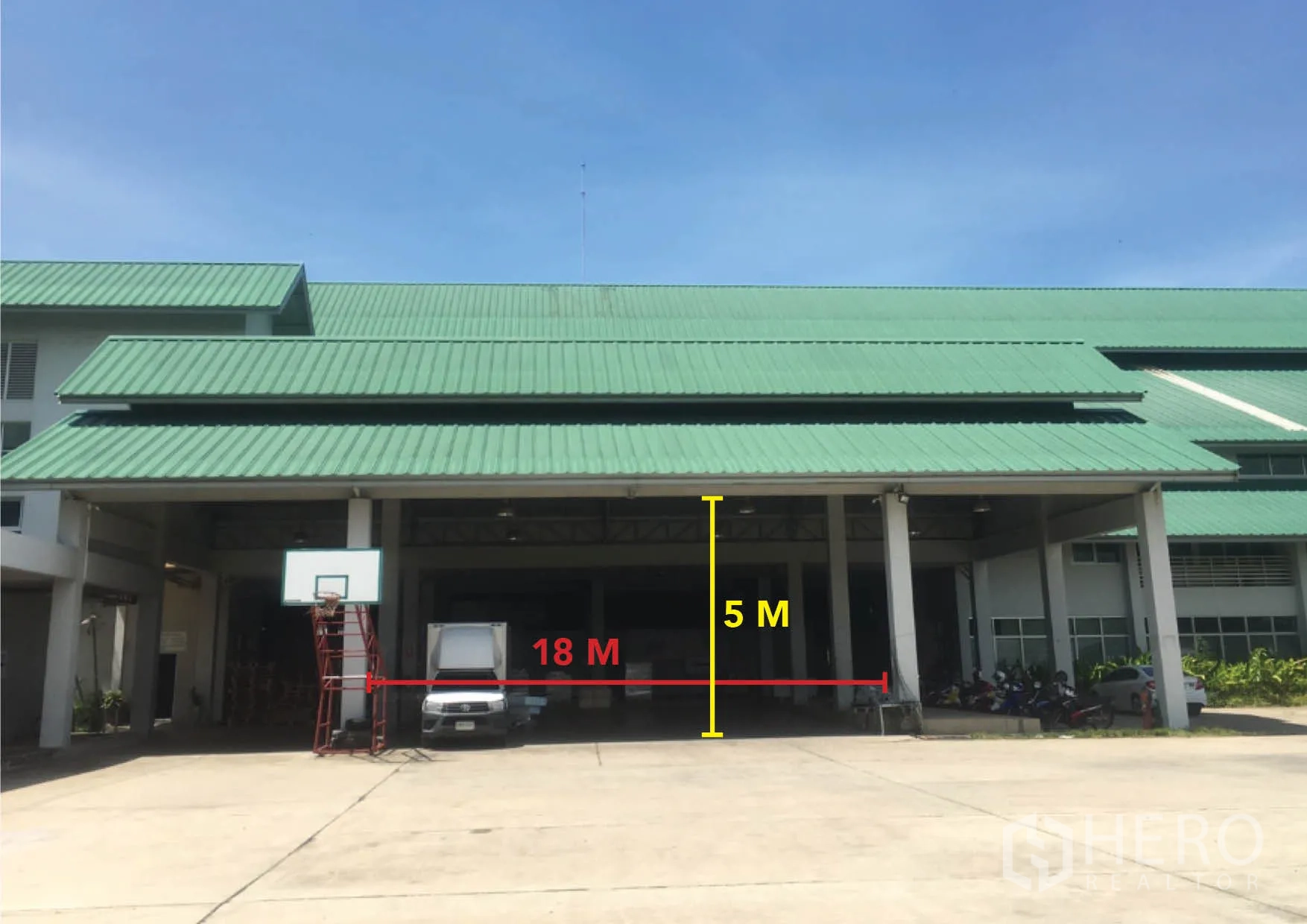 โรงงาน ขายในMueang Samut Sakhon, Samut Sakhon - พื้นที่โหลดหน้าตึกหลังคาเขียว ระบุความกว้าง 18 ม. เคลียร์ 5 ม.