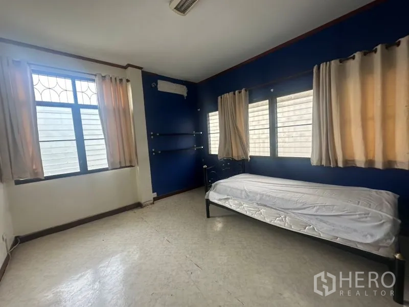 สำนักงาน ให้เช่า - ห้องพักพนักงานเรียบง่าย มีเตียงและหน้าต่างหลายด้าน